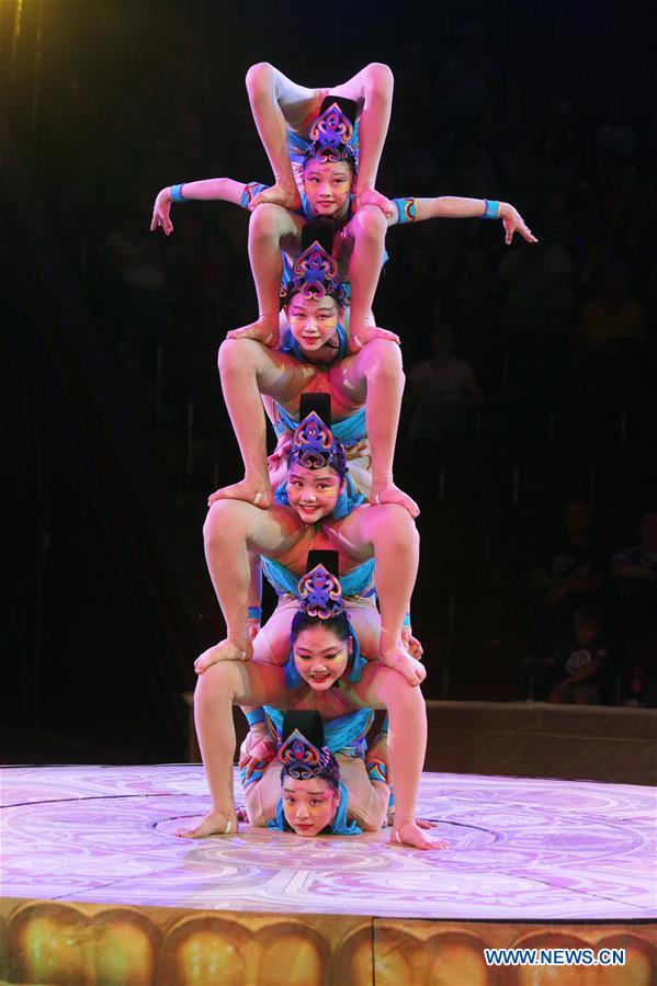 UKRAINE-KIEV-CHINESE ACROBATS-TOP PRIZE