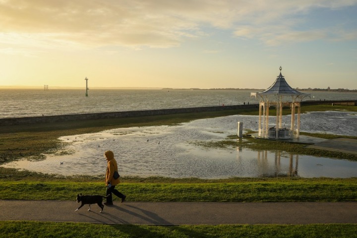 GLOBALink | Storm Barra hits parts of UK