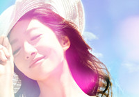 劉思彤&ldquo;日光浴&rdquo;大片 長發慵懶展醉人微笑