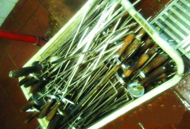 觀察三:餐具不消毒,吃剩餐點回桌,后廚變身黑工廠?