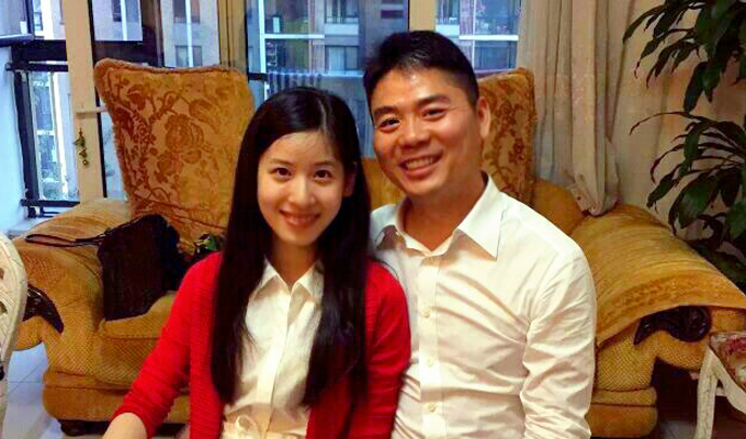 網曝劉強東見奶茶家人 現場后抱緊摟秀幸福