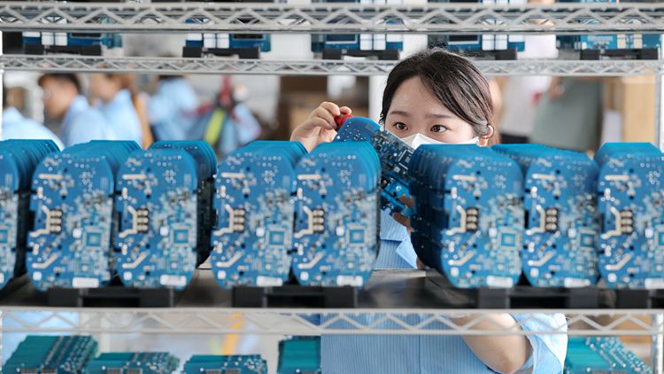 【財經翻譯官】中國新能源汽車產銷量緣何連續(xù)七年全球居首？