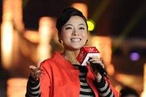 著名青年歌唱家、二炮文工團副團長陳思思傾情表演