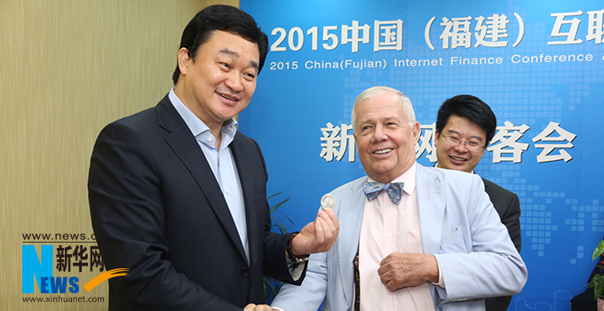 羅杰斯參加思客會，與新華網董事長、總裁田舒斌親切交談。