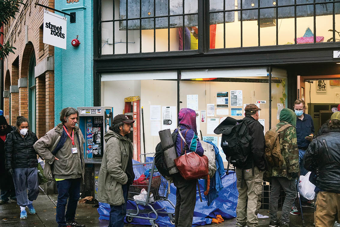 2025年11月5日清晨，在美国俄勒冈州波特兰的深秋寒意中，无家可归者排队等待从民间组织领取救助物品 吴晓凌摄/本刊