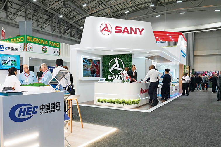 2026年2月9日，在南非开普敦，人们参观 2026 年非洲矿业投资大会矿业展上的中国企业展台 王雷摄/本刊