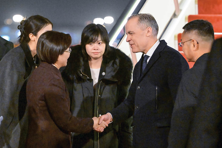 2026年1月14日，加拿大总理卡尼抵达北京，开始对中国进行为期四天的正式访问 才扬摄/本刊