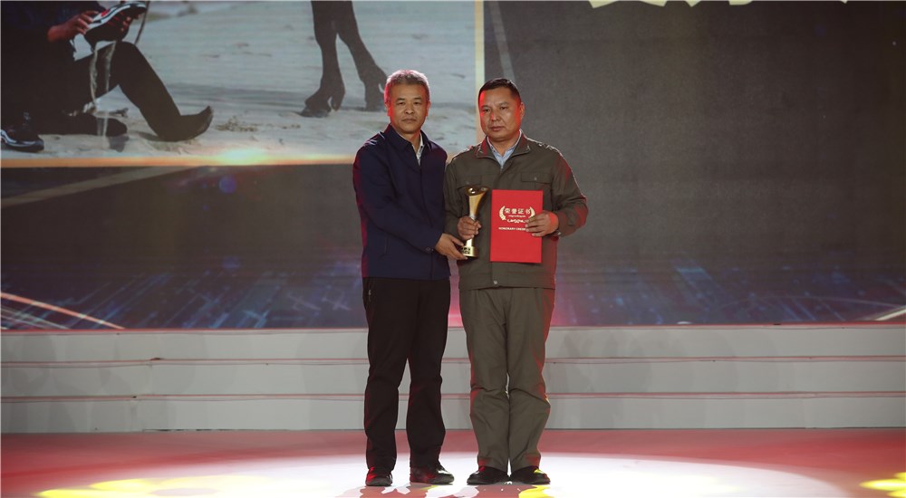 為年度感動人物艾力&middot;尼亞孜頒獎