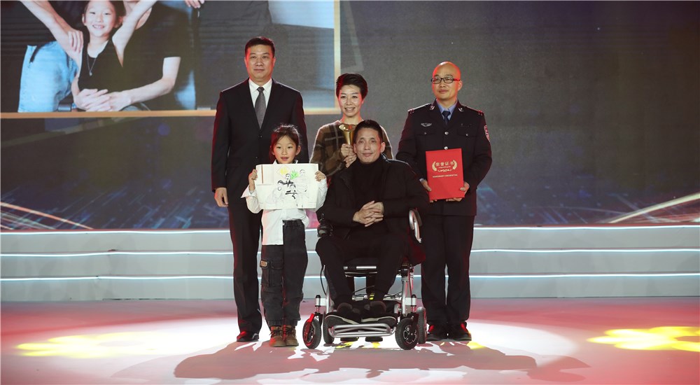 頒獎嘉賓為第三位年度感動人物張海林、朱丹丹夫婦頒獎