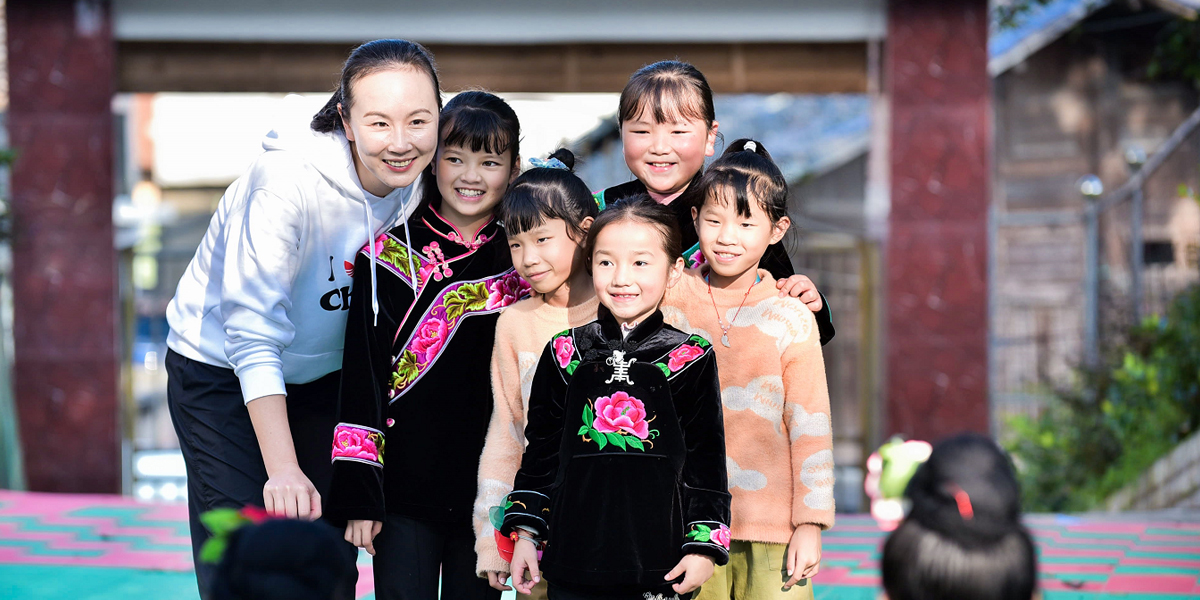 世界冠軍彭帥與龍塘村小朋友打網球