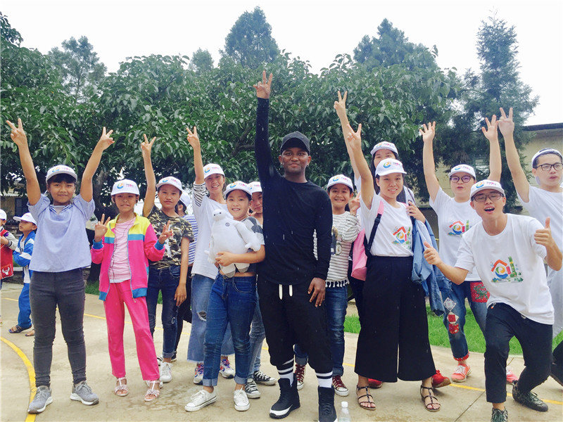 e創公益大使與志愿者、小朋友一起鄉村運動會