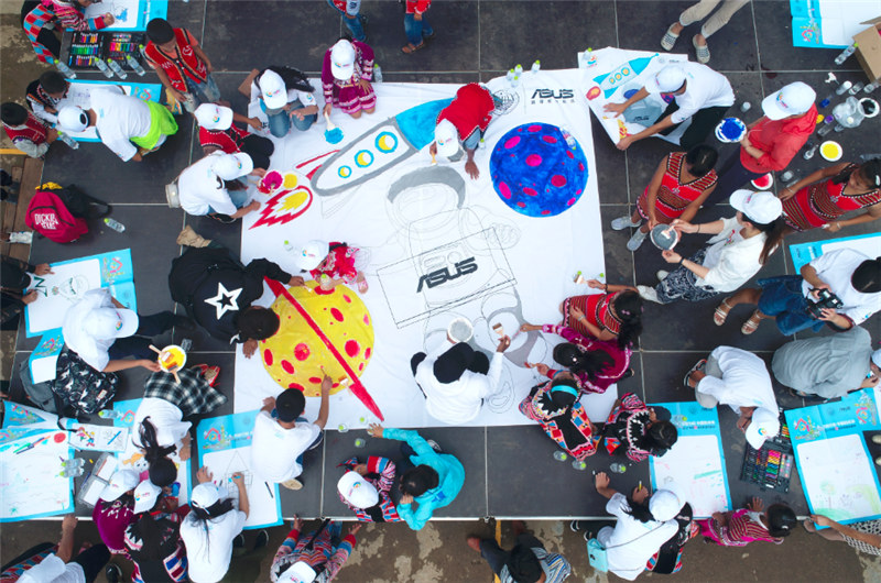 e創公益大使、志愿者和小朋友一同夢想涂鴉