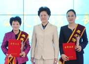 舒曉琴為獲獎者吳菊芬、高平珍頒獎