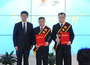 劉正榮為獲獎者易賢孝、張海威頒獎