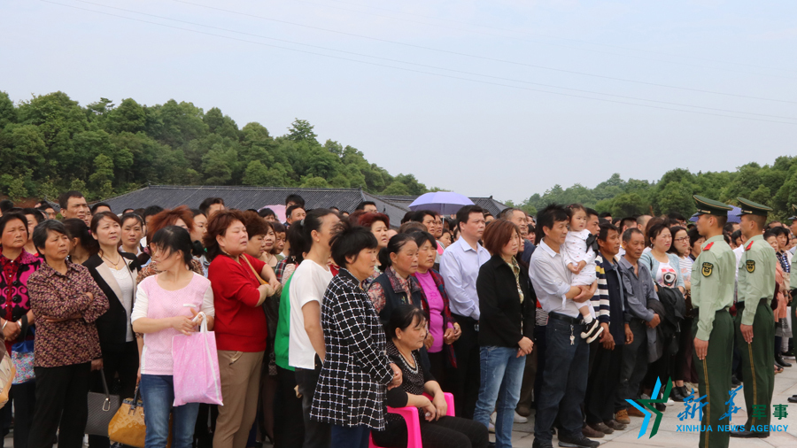 &uarr;資料圖片：張超烈士骨灰安葬儀式現(xiàn)場，岳陽的父老鄉(xiāng)親紛紛來給張超送別。