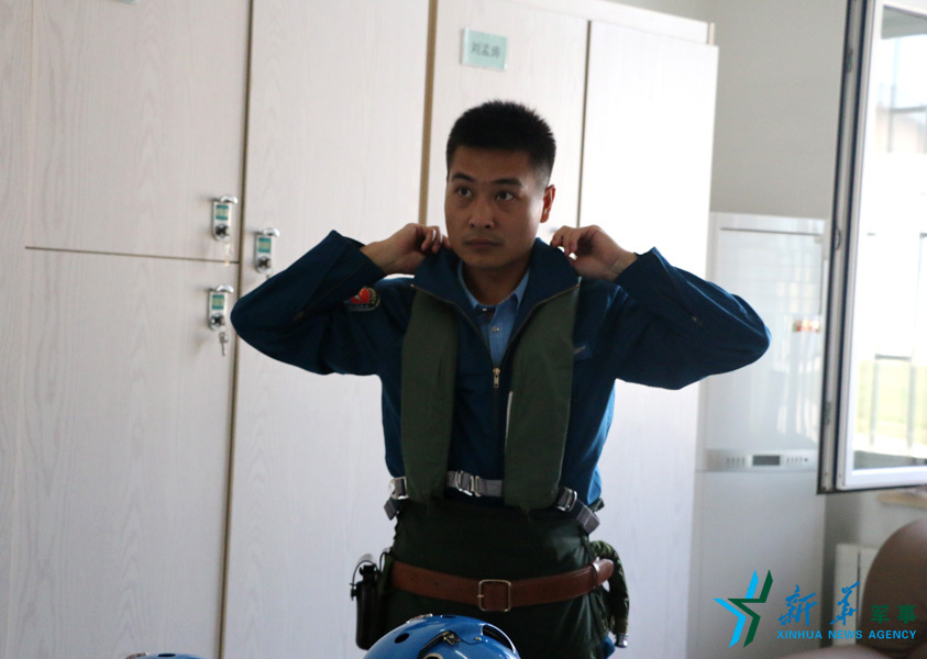 &uarr;資料圖片：張超嚴(yán)格按規(guī)定著裝參加飛行訓(xùn)練。