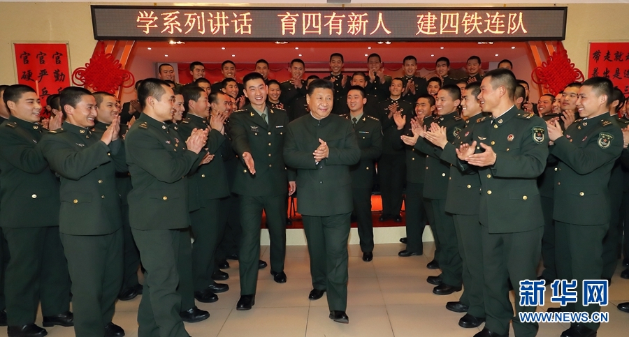 1月23日，習(xí)近平專程來到陸軍第65集團(tuán)軍，深入基層連隊(duì)，看望慰問官兵，代表黨中央和中央軍委，向全軍指戰(zhàn)員、武警部隊(duì)官兵、民兵預(yù)備役人員致以誠(chéng)摯問候和新春祝福。這是習(xí)近平在該集團(tuán)軍&ldquo;大功三連&rdquo;同官兵在一起。新華社記者李剛攝