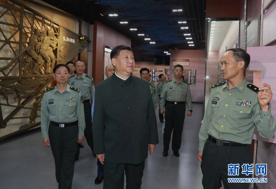 6月22日，正在山西省考察工作的中共中央總書記、國家主席、中央軍委主席習(xí)近平來到駐晉部隊某基地視察調(diào)研，代表黨中央和中央軍委，向基地組建50周年致以熱烈的祝賀，向老一輩創(chuàng)業(yè)者、廣大基地官兵致以崇高的敬意和誠摯的問候。這是習(xí)近平視察基地軍史館。新華社記者 李剛 攝