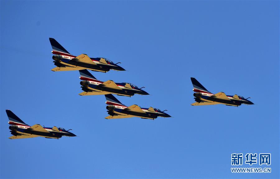 （圖文互動(dòng)）（1）改革開放讓中國(guó)的空天更安全&mdash;&mdash;全民國(guó)家安全教育日空軍向民眾展現(xiàn)殲－10特技飛行目擊記