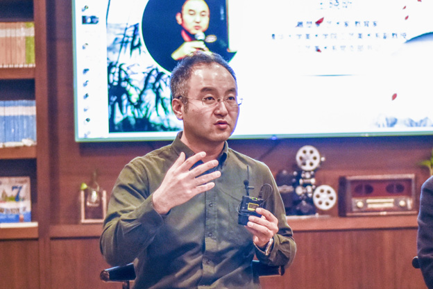 王曉昕：語言問題其實是非遺傳承所面臨的一個普遍問題。非遺傳承人可能有很好的技藝，但是因為語言問題沒有辦法與外面的人交流，就失去了傳承的機會。