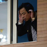 記者會(huì)現(xiàn)場調(diào)音師&ldquo;俯耳聽音&rdquo;