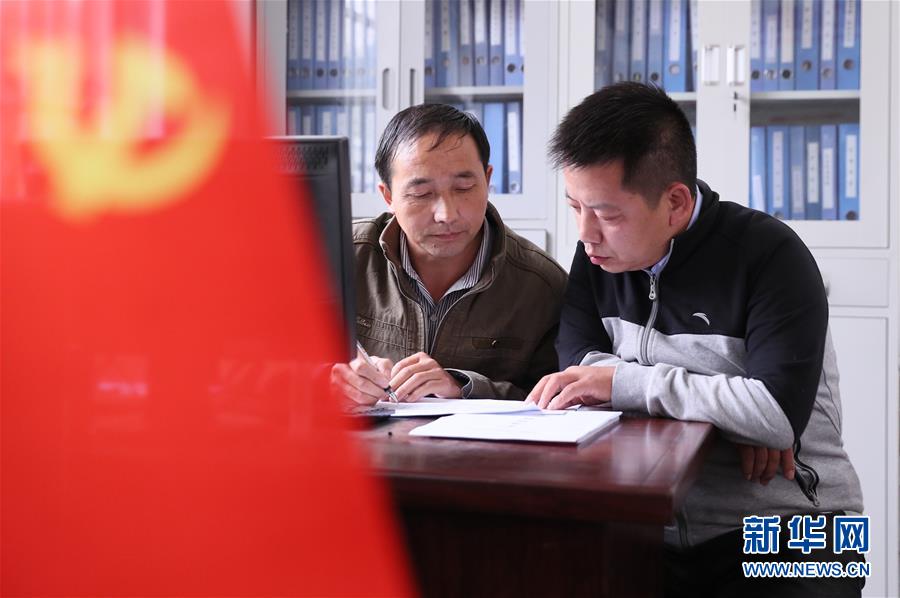 （新華全媒頭條&middot;十九大特別報道&middot;圖文互動）（15）再塑黨的形象的偉大工程&mdash;&mdash;中國共產黨自身建設的五年探索之路