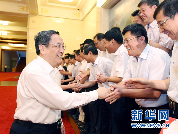 會(huì)前，俞正聲、張高麗接見援藏干部代表，向參加對(duì)口支援西藏工作的各地區(qū)各部門各單位和廣大援藏干部表示誠(chéng)摯問候。新華社記者 姚大偉 攝