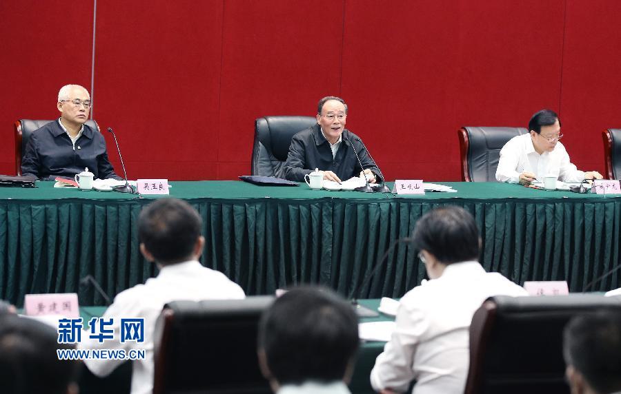 5月8日至10日，中共中央政治局常委、中央紀(jì)委書記王岐山到浙江省調(diào)研，并主持召開部分省區(qū)市紀(jì)委書記座談會。這是5月9日，王岐山在嘉興主持召開部分省區(qū)市紀(jì)委書記座談會。新華社記者 姚大偉 攝 