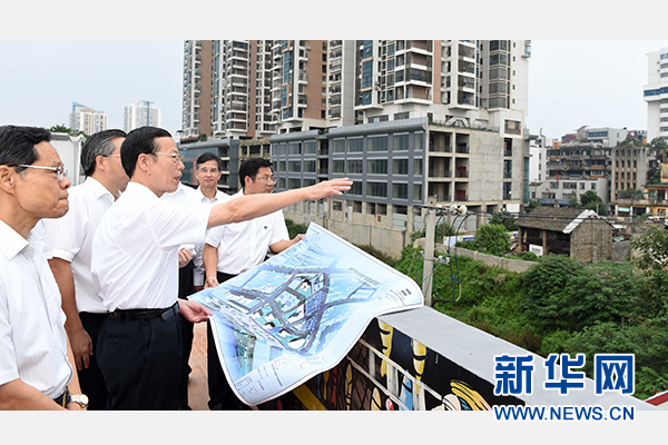 9月16日至18日，中共中央政治局常委、國務院副總理張高麗在廣西調研。這是9月16日，張高麗實地考察南寧水街棚戶區改造項目現場。 新華社記者張鐸攝 