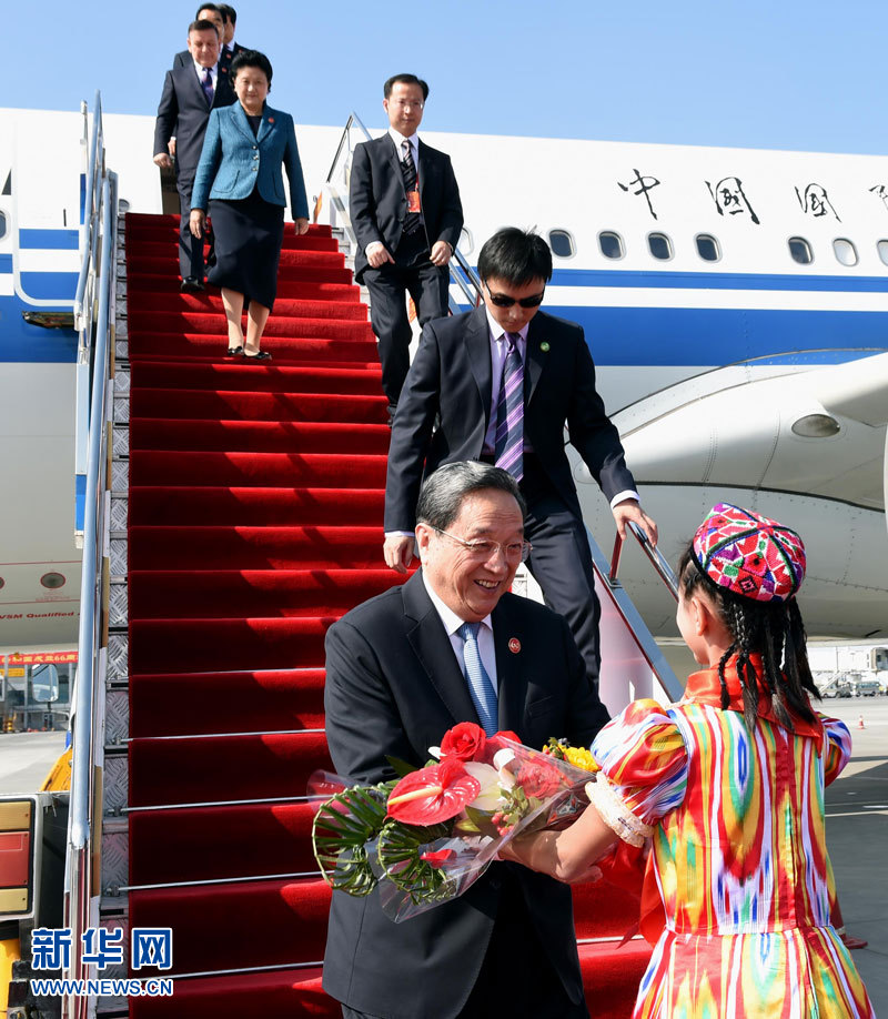 9月25日，以中共中央政治局常委、全國政協主席俞正聲為團長的中央代表團飛抵烏魯木齊，出席新疆維吾爾自治區成立60周年慶?；顒?。新華社記者 饒愛民 攝