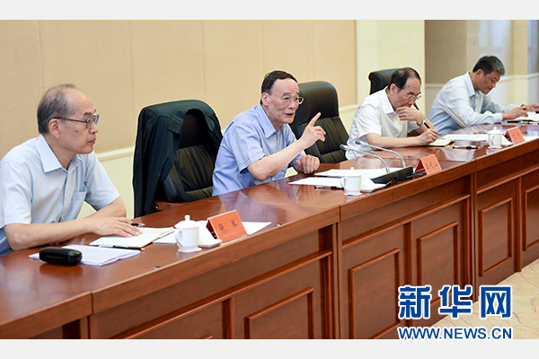 9月24日至26日，中共中央政治局常委、中央紀委書記王岐山在福建調(diào)研。這是9月25日，王岐山在上杭縣古田鎮(zhèn)主持召開座談會，聽取黨員和群眾代表對修訂廉政準則和黨紀處分條例的意見建議。新華社記者張鐸攝