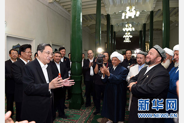 9月26日，中共中央政治局常委、全國政協(xié)主席、中央代表團(tuán)團(tuán)長(zhǎng)俞正聲率中央代表團(tuán)部分成員赴喀什看望各族干部群眾。這是俞正聲等來到喀什市艾提尕爾清真寺，與喀什地區(qū)宗教人士代表交流。新華社記者 饒愛民 攝  