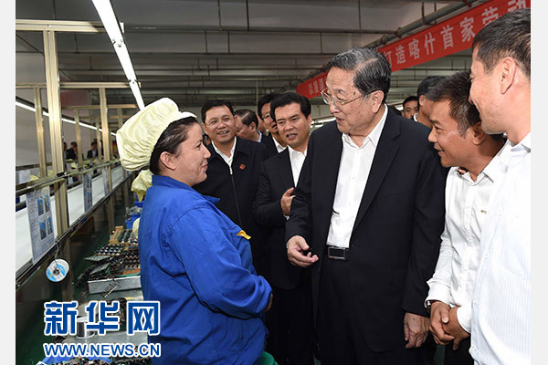 這是俞正聲等在喀什經(jīng)濟(jì)開發(fā)區(qū)深圳產(chǎn)業(yè)園視察電子產(chǎn)品生產(chǎn)線，并與現(xiàn)場(chǎng)工人親切交流。新華社記者 饒愛民 攝