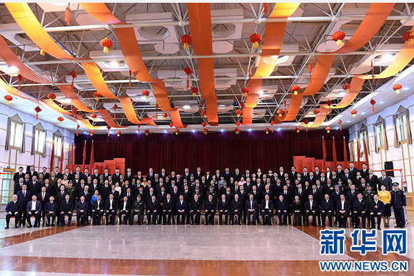 這是俞正聲同喀什地區(qū)有關(guān)負(fù)責(zé)同志、各界人士代表、援疆干部代表合影留念。新華社記者 饒愛民 攝