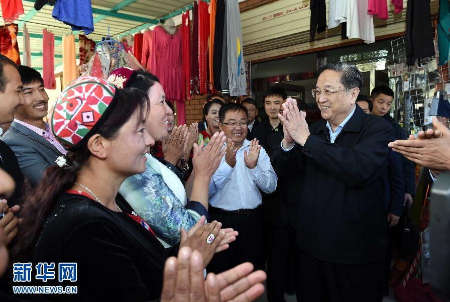 9月27日，中共中央政治局常委、全國政協主席、中央代表團團長俞正聲率中央代表團部分成員赴喀什地區莎車縣看望各族干部群眾。這是俞正聲在莎車縣艾力西湖鎮21村看望慰問維吾爾族群眾。新華社記者 饒愛民 攝