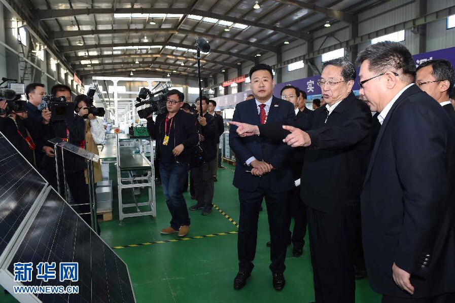 9月28日，中共中央政治局常委、全國政協主席、中央代表團團長俞正聲率中央代表團部分成員赴祖國最西端的新疆克孜勒蘇柯爾克孜自治州看望慰問各族干部群眾。這是俞正聲來到阿圖什市昆山產業園新疆中興能源公司視察工作。新華社記者 饒愛民 攝