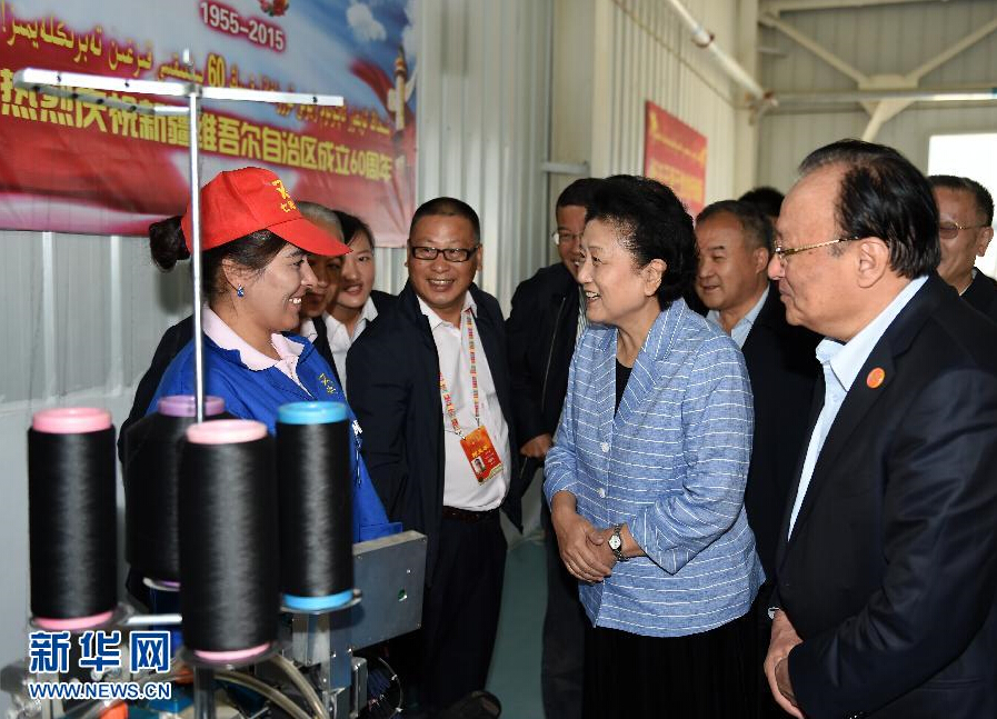 9月28日，中共中央政治局委員、國務院副總理、中央代表團副團長劉延東率中央代表團分團赴阿克蘇地區(qū)、伊犁哈薩克自治州慰問，與各族干部群眾共度節(jié)日、共享歡樂。這是劉延東在阿克蘇紡織工業(yè)城慰問棉紡工人。新華社記者張領攝