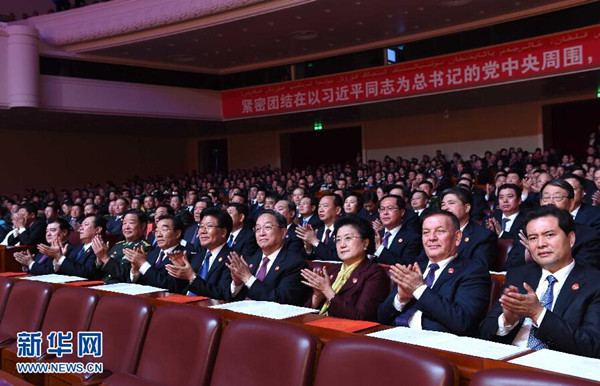     9月30日，慶祝新疆維吾爾自治區成立60周年文藝晚會《新疆禮贊》在新疆人民會堂精彩呈現。中共中央政治局常委、全國政協主席、中央代表團團長俞正聲，與2000余名各族群眾代表一起觀看演出。新華社記者 饒愛民 攝