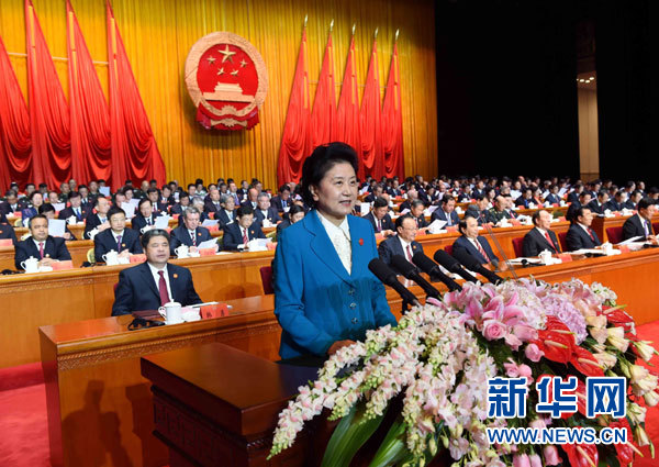 10月1日，慶祝中華人民共和國成立66周年暨新疆維吾爾自治區成立60周年大會在新疆人民會堂隆重舉行。這是中共中央政治局委員、國務院副總理、中央代表團副團長劉延東宣讀中共中央、全國人大常委會、國務院、全國政協、中央軍委關于慶祝新疆維吾爾自治區成立60周年的賀電。新華社記者 饒愛民 攝 