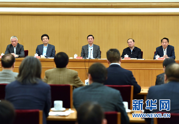 4月8日,中共中央政治局委員、中央書記處書記、中宣部部長劉奇葆在北京同講好中國故事專家學(xué)者、文化交流使者研討班學(xué)員座談。 新華社記者李濤 攝 4月8日,中共中央政治局委員、中央書記處書記、中宣部部長劉奇葆在北京同講好中國故事專家學(xué)者、文化交流使者研討班學(xué)員座談。 新華社記者李濤 攝