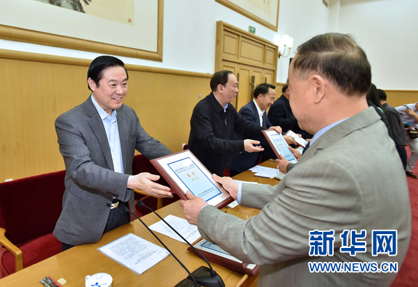 4月8日,中共中央政治局委員、中央書記處書記、中宣部部長劉奇葆在北京同講好中國故事專家學(xué)者、文化交流使者研討班學(xué)員座談。這是劉奇葆在座談會上向獲得講好中國故事文化交流使者稱號的代表頒發(fā)證書。新華社記者 李濤 攝 4月8日,中共中央政治局委員、中央書記處書記、中宣部部長劉奇葆在北京同講好中國故事專家學(xué)者、文化交流使者研討班學(xué)員座談。這是劉奇葆在座談會上向獲得講好中國故事文化交流使者稱號的代表頒發(fā)證書。新華社記者 李濤 攝