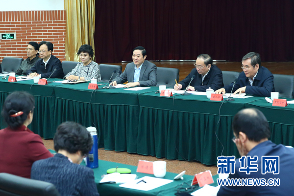 4月12日,中共中央政治局委員、中央書(shū)記處書(shū)記、中宣部部長(zhǎng)劉奇葆在北京出席“走向世界的中國(guó)兒童文學(xué)”座談會(huì)并講話。 新華社記者丁海濤攝 4月12日,中共中央政治局委員、中央書(shū)記處書(shū)記、中宣部部長(zhǎng)劉奇葆在北京出席“走向世界的中國(guó)兒童文學(xué)”座談會(huì)并講話。 新華社記者丁海濤攝