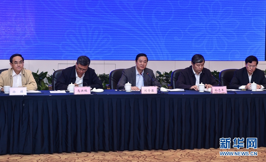 5月12日，中宣部在深圳召開以新發展理念引領文化改革發展座談會。中共中央政治局委員、中央書記處書記、中宣部部長劉奇葆出席會議并講話。新華社記者 毛思倩 攝