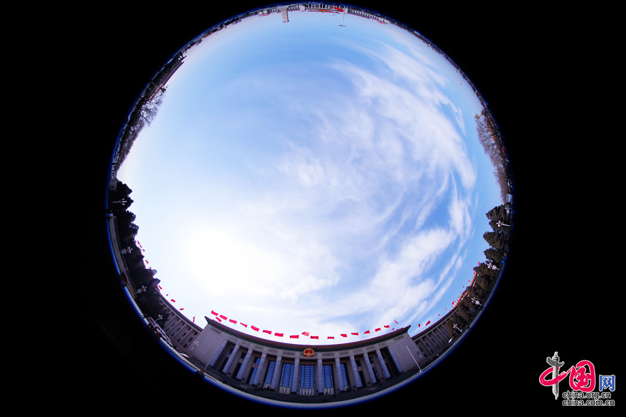  人民大會(huì)堂、天安門(mén)廣場(chǎng)、人民英雄紀(jì)念碑外部全景。中國(guó)網(wǎng) 鄭亮攝