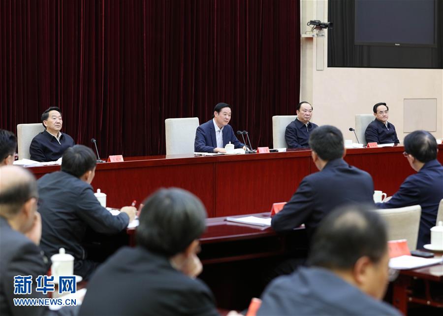  2月17日，在習(xí)近平總書記主持召開黨的新聞?shì)浾摴ぷ髯剷?huì)并發(fā)表重要講話一周年之際，中宣部在北京召開2017年新聞戰(zhàn)線&ldquo;新春走基層&rdquo;活動(dòng)座談會(huì)。中共中央政治局委員、中央書記處書記、中宣部部長(zhǎng)劉奇葆出席會(huì)議并講話。新華社記者 王曄 攝
