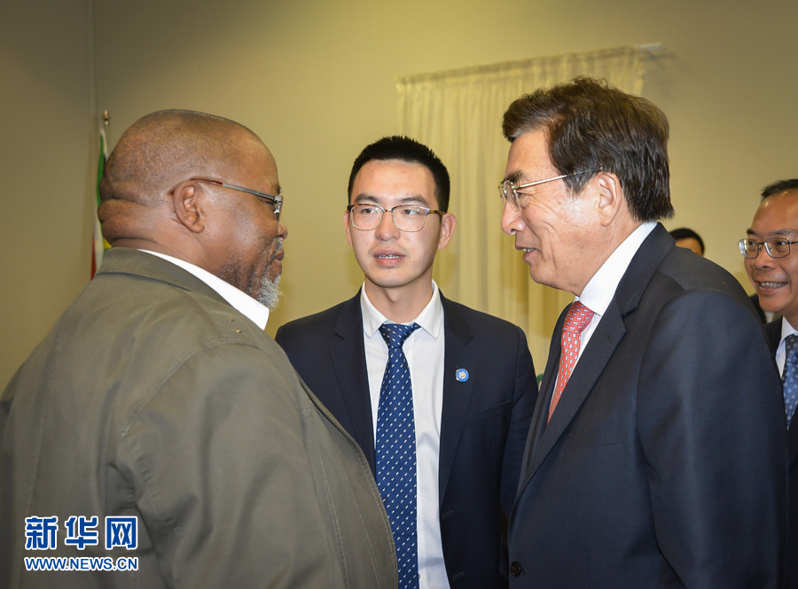 3月26日，中共中央政治局委員、北京市委書記郭金龍（前右）在南非約翰內(nèi)斯堡與執(zhí)政的南非非洲人國民大會總書記曼塔謝（前左）舉行工作會談。  新華社記者趙熙攝