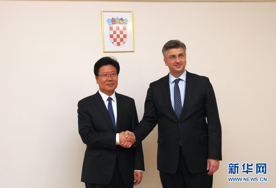 4月10日，克羅地亞民主共同體主席、政府總理普連科維奇（右）在薩格勒布會(huì)見中共中央政治局委員、中央黨的建設(shè)工作領(lǐng)導(dǎo)小組副組長張春賢。新華社記者薛群攝