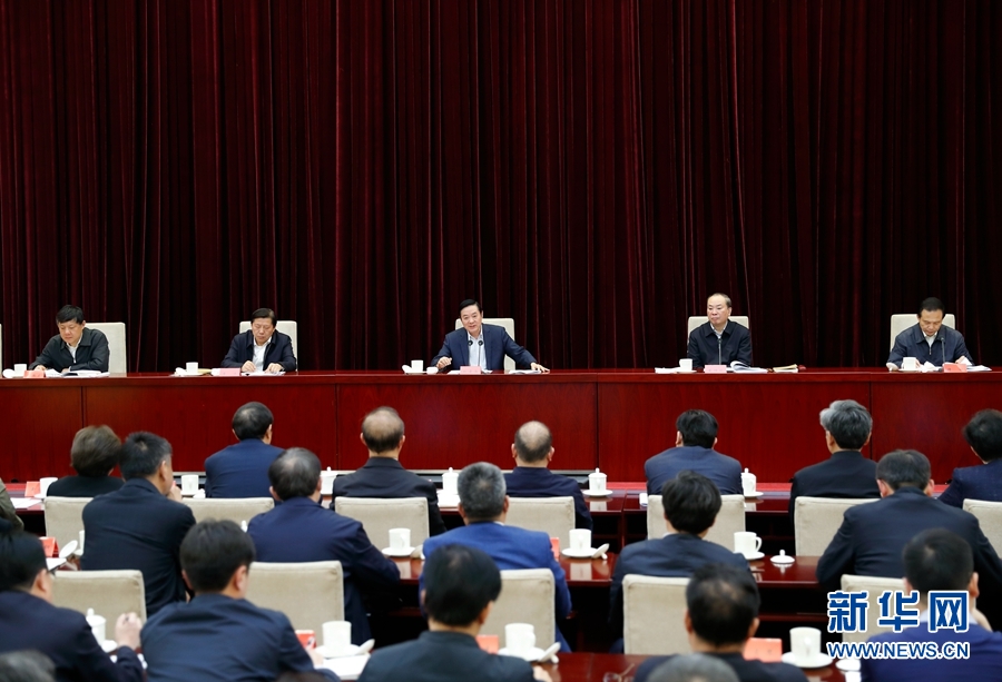 4月13日，中央宣傳部、中央政法委在北京召開貫徹落實(shí)《關(guān)于進(jìn)一步把社會(huì)主義核心價(jià)值觀融入法治建設(shè)的指導(dǎo)意見》電視電話會(huì)議。中共中央政治局委員、中央書記處書記、中宣部部長劉奇葆出席會(huì)議并講話。新華社記者丁海濤攝