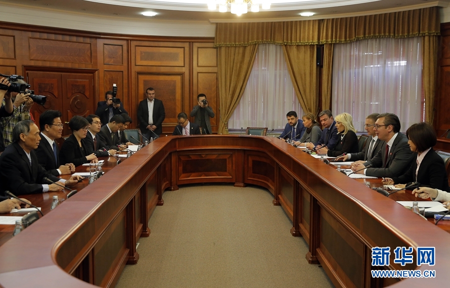 4月12日，塞爾維亞前進(jìn)黨主席、政府總理武契奇（右二）在貝爾格萊德會見中共中央政治局委員、中央黨的建設(shè)工作領(lǐng)導(dǎo)小組副組長張春賢（左二）。新華社發(fā)（普雷德拉格&middot;米洛薩夫列維奇攝）