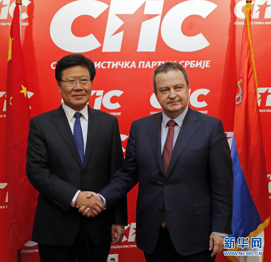 4月13日，中共中央政治局委員、中央黨的建設(shè)工作領(lǐng)導(dǎo)小組副組長張春賢（左）在塞爾維亞貝爾格萊德會見塞社會黨主席、政府第一副總理兼外長達(dá)契奇。新華社發(fā)（普雷德拉格&middot;米洛薩夫列維奇攝）